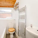 Modern 3-bedroom House Near Centre Pet Friendly
