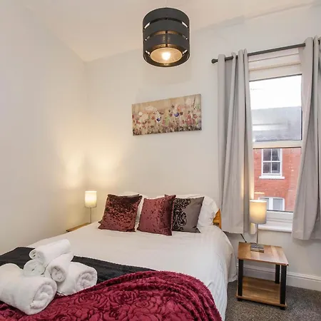 Pet Friendly, Free Netflix 3 Bed House Near Center 约克