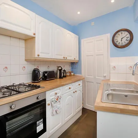 Modern 3-bedroom House Near Centre Pet Friendly