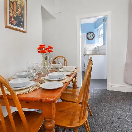Pet Friendly, Free Netflix 3 Bed House Near Center * 约克