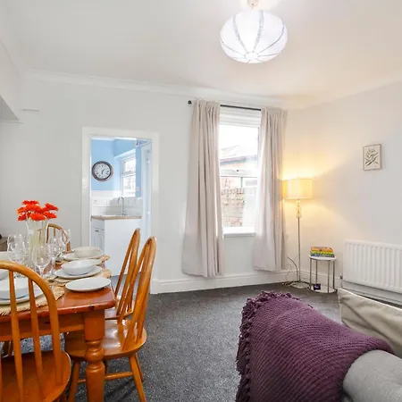 Modern 3-bedroom House Near Centre Pet Friendly