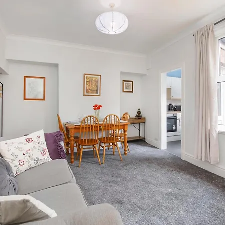 Pet Friendly, Free Netflix 3 Bed House Near Center 约克