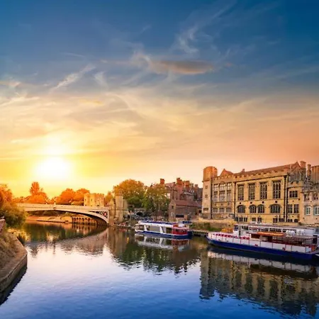 Modern 3-bedroom House Near Centre Pet Friendly *