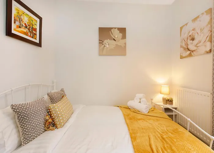 Modern 3-bedroom House Near Centre Pet Friendly Vakantiehuis *