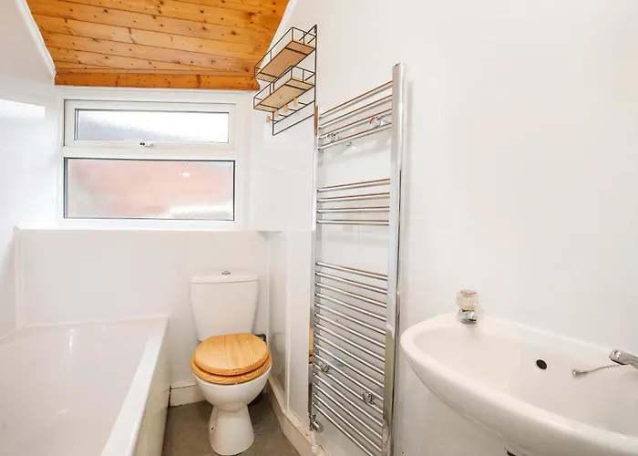 Modern 3-bedroom House Near Centre Pet Friendly