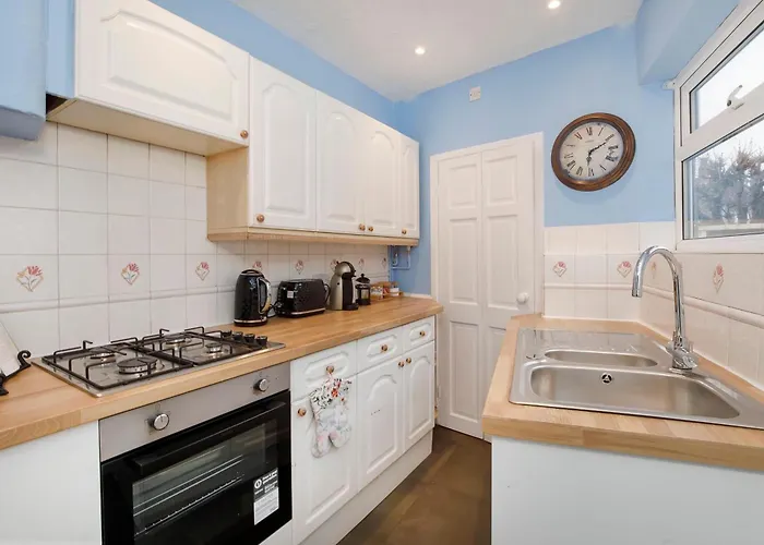 Modern 3-bedroom House Near Centre Pet Friendly