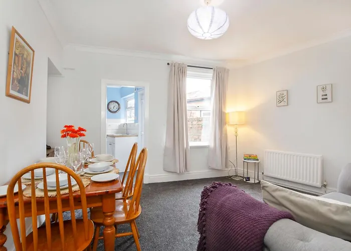 Modern 3-bedroom House Near Centre Pet Friendly