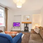 Modern 3-bedroom House Near Centre Pet Friendly Feriehus