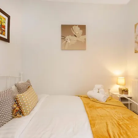 Modern 3-bedroom House Near Centre Pet Friendly Feriehus *
