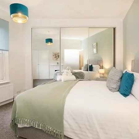 Modern 3-bedroom House Near Centre Pet Friendly