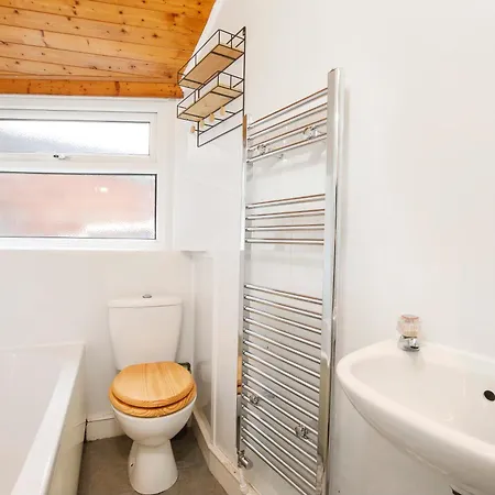 Modern 3-bedroom House Near Centre Pet Friendly